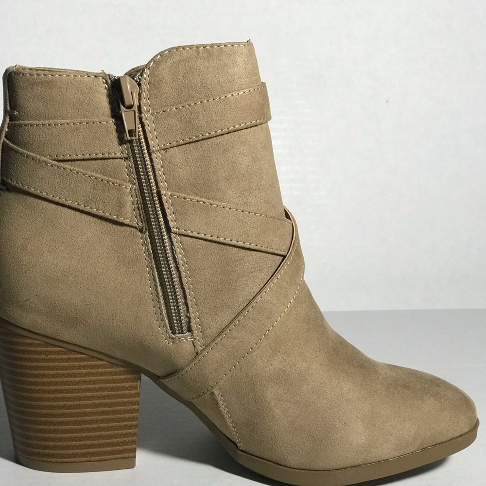 Boots - Picture 6 of 8